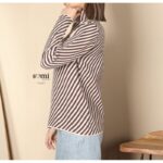 ⁦بلوزة صوف بأكمام طويلة للنساء لون بيج وبني⁩ - الصورة ⁦2⁩