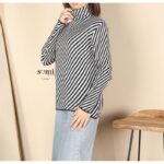 ⁦بلوزة صوف بأكمام طويلة للنساء لون أسود وأبيض⁩ - الصورة ⁦2⁩