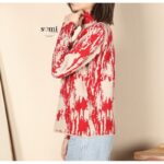 ⁦بلوزة صوف بأكمام طويلة للنساء لون أحمر وبيج⁩ - الصورة ⁦2⁩