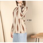 ⁦بلوزة صوف بأكمام طويلة للنساء لون بيج⁩ - الصورة ⁦2⁩