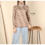 بلوزة صوف بأكمام طويلة للنساء لون بني وبيج