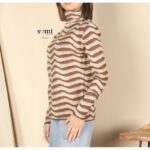 ⁦بلوزة صوف بأكمام طويلة للنساء لون بني وبيج⁩ - الصورة ⁦2⁩