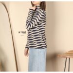 ⁦بلوزة صوف بأكمام طويلة للنساء لون كحلي وبيج⁩ - الصورة ⁦2⁩