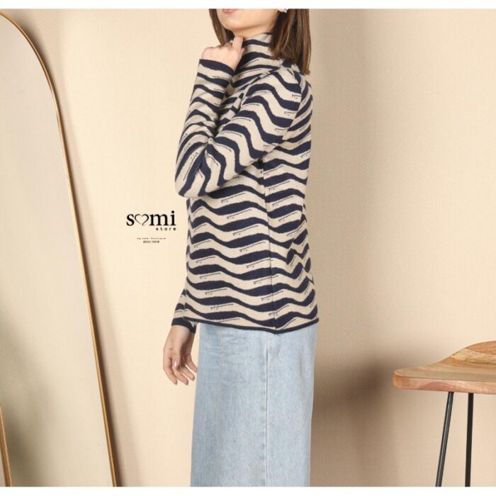 ⁦بلوزة صوف بأكمام طويلة للنساء لون كحلي وبيج⁩ - الصورة ⁦2⁩