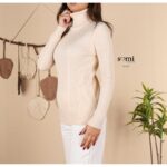 ⁦بلوزة صوف بأكمام طويلة للنساء لون بيج⁩ - الصورة ⁦2⁩