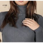 ⁦بلوزة جولف للنساء لون رمادي غامق⁩ - الصورة ⁦3⁩