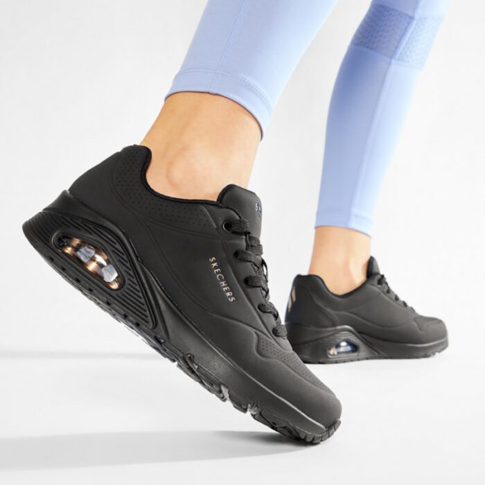 ⁦Skechers Women's Uno - Stand On Air Wide Fit Shoes -حذاء سكيتشرز أونو ستاند اون اير وايد فيت للنساء لون أسود⁩ - الصورة ⁦9⁩