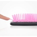 ⁦فرشاة شعر سيليكون مربعة لون أسود و زهري⁩ - الصورة ⁦2⁩