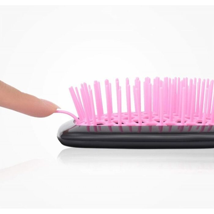 ⁦فرشاة شعر سيليكون مربعة لون أسود و زهري⁩ - الصورة ⁦2⁩