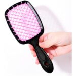 ⁦فرشاة شعر سيليكون مربعة لون أسود و زهري⁩ - الصورة ⁦3⁩