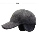 ⁦طقية شتوية  فخمة محبوكة من الصوف الدافئ للرجال مع غطاء للاذنين تصميم عصري وأنيق لون سكني⁩ - الصورة ⁦3⁩