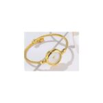 ⁦ساعة يد بسوار معدني ذهبي أنيق للنساء تصميم عصري فخم لون ذهبي مع أرضية بيضاء⁩ - الصورة ⁦2⁩