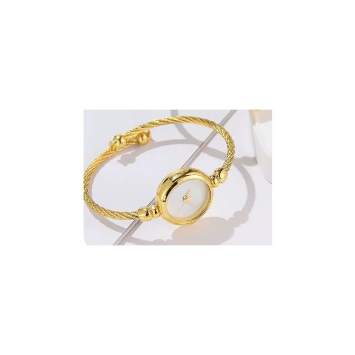 ⁦ساعة يد بسوار معدني ذهبي أنيق للنساء تصميم عصري فخم لون ذهبي مع أرضية بيضاء⁩ - الصورة ⁦2⁩