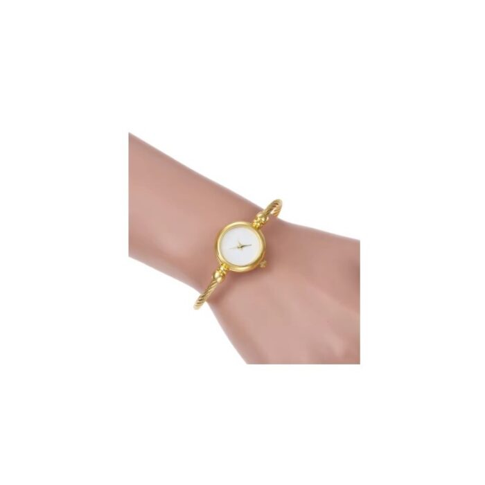 ⁦ساعة يد بسوار معدني ذهبي أنيق للنساء تصميم عصري فخم لون ذهبي مع أرضية بيضاء⁩ - الصورة ⁦3⁩