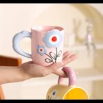 ⁦مج بتصميم وردة يد عريضة لون زهري⁩ - الصورة ⁦3⁩