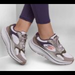 ⁦Skechers Women's GO RUN Consistent 2.0 - Retro Stride Shoes - حذاء سكيتشرز جو رن كونتيسنت 2.0- ريترو سترايد للنساء لون بيج⁩ - الصورة ⁦2⁩