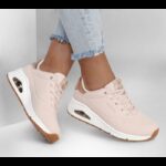 ⁦Skechers Women's Uno - Shimmer Away Shoes - حذاء سكيتشرز أونو - شيمر اويه للنساء لون بيج⁩ - الصورة ⁦3⁩