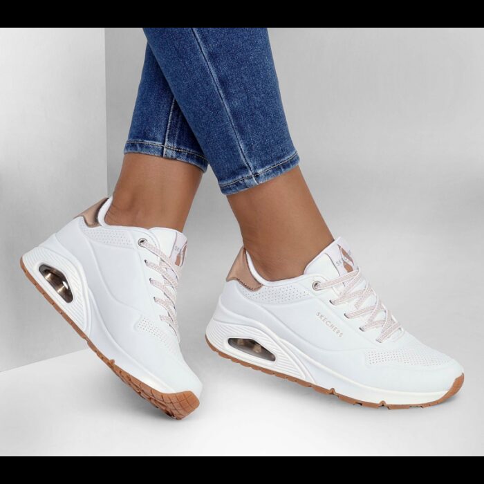 ⁦Skechers Women's Uno - Shimmer Away Shoes - حذاء سكيتشرز أونو - شيمر اويه للنساء لون ابيض⁩ - الصورة ⁦3⁩