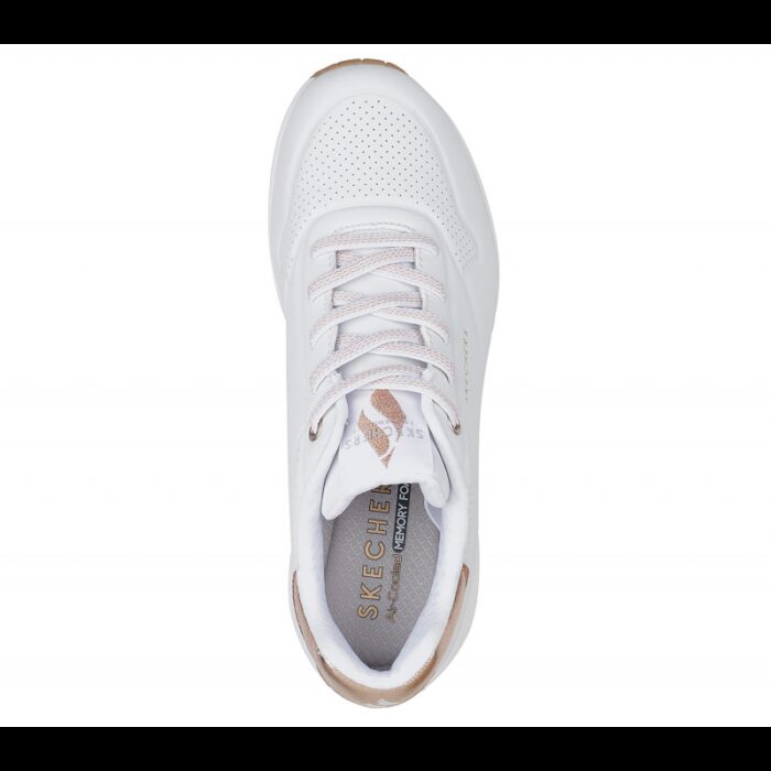 ⁦Skechers Women's Uno - Shimmer Away Shoes - حذاء سكيتشرز أونو - شيمر اويه للنساء لون ابيض⁩ - الصورة ⁦4⁩