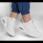 ⁦Skechers Women's Uno - Shimmer Away Shoes - حذاء سكيتشرز أونو - شيمر اويه للنساء لون فضي وأبيض⁩ - الصورة ⁦3⁩