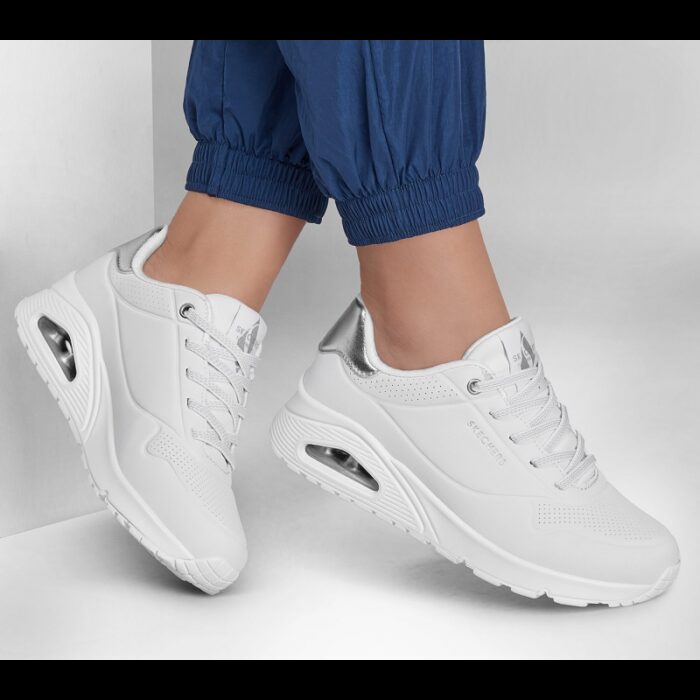 ⁦Skechers Women's Uno - Shimmer Away Shoes - حذاء سكيتشرز أونو - شيمر اويه للنساء لون فضي وأبيض⁩ - الصورة ⁦3⁩