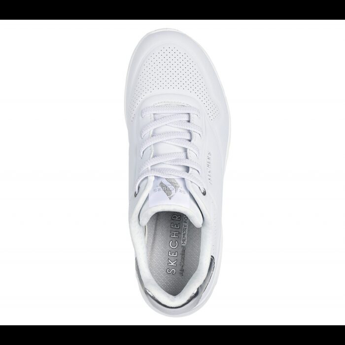 ⁦Skechers Women's Uno - Shimmer Away Shoes - حذاء سكيتشرز أونو - شيمر اويه للنساء لون فضي وأبيض⁩ - الصورة ⁦4⁩