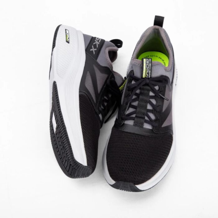 ⁦Skechers Men's GOrun Elevate 2.0 - Jetsweep Shoes - حذاء سكيتشرز جو رن ايليفيت 2.0- جت سويب للرجال لون أسود ورمادي⁩ - الصورة ⁦5⁩