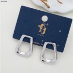 حلق فضي بتصميم مستطيل