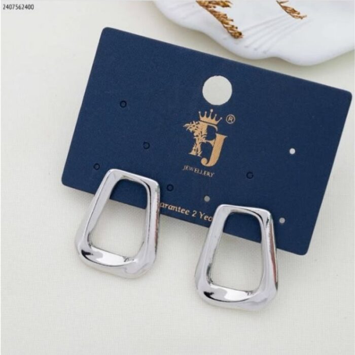 103377840_67de0f63c8f1e حلق فضي بتصميم مستطيل - الصورة 1