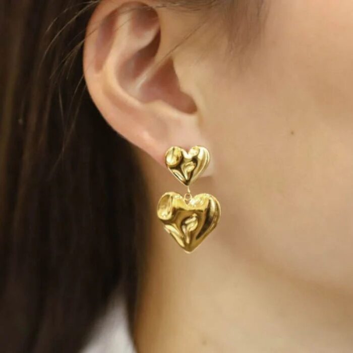 103377849_67de0f6dae428 حلق ذهبي بتصميم قلب صغير وقلب كبير - الصورة 1