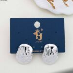 حلق فضي بتصميم دائرة