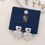 حلق فضي بتصميم قلبين حجم وسط