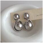 حلق فضي بتصميم طابتين داخل علامة انفينتي