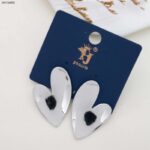 حلق فضي بتصميم قلب حجم كبير