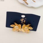 حلق ذهبي بتصميم وردة