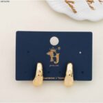 حلق ذهبي بتصميم قوس