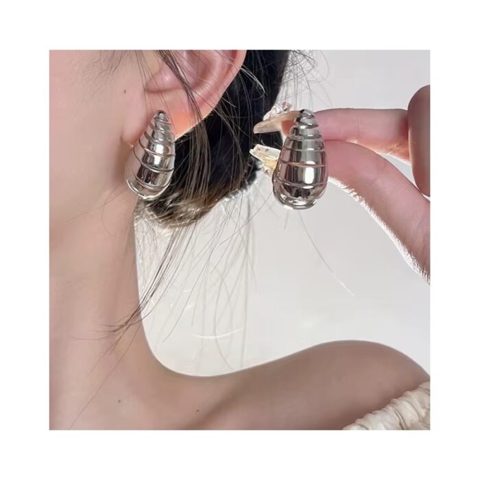 103377870_67de0f7eda45e حلق فضي بتصميم قطرة مقطعة - الصورة 1