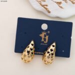 حلق ذهبي بتصميم دمعة بقلوب مفرغة