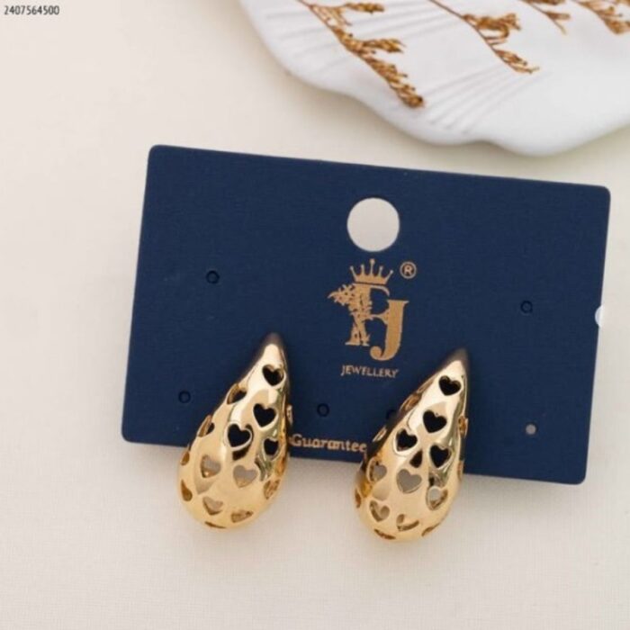 103377878_67de0f830025b حلق ذهبي بتصميم دمعة بقلوب مفرغة - الصورة 1