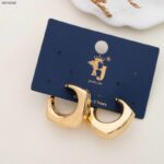 حلق ذهبي بتصميم مربع