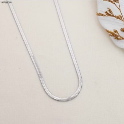 سلسال فضي بتصميم جلد أفعى