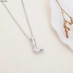 سلسال فضي بتصميم حرف L منفوخ حجم وسط