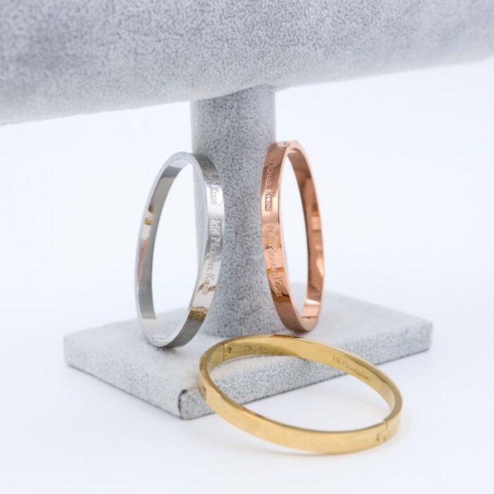 ⁦طقم أساور مايكل كورس عدد 3 بألوان مختلفة⁩ - الصورة ⁦2⁩