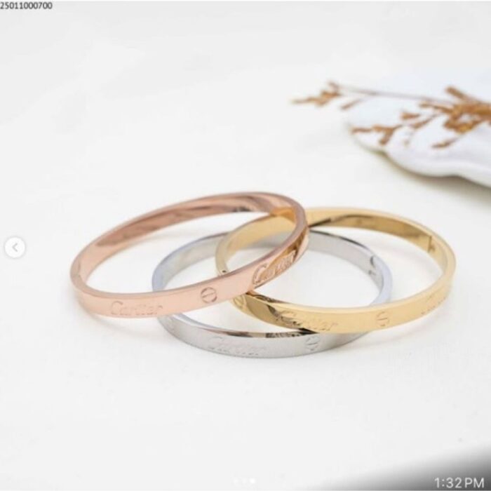 103377904_67de0f9269e3e طقم أساور عدد 3 بتصميم كارتيير محفورة بكلمة cartier بألوان مختلفة - الصورة 1