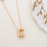 سلسال ذهبي بتصميم حرف C منفوخ حجم وسط