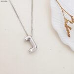 سلسال فضي بتصميم حرف J منفوخ حجم وسط