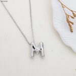 سلسال فضي بتصميم حرف M منفوخ حجم وسط