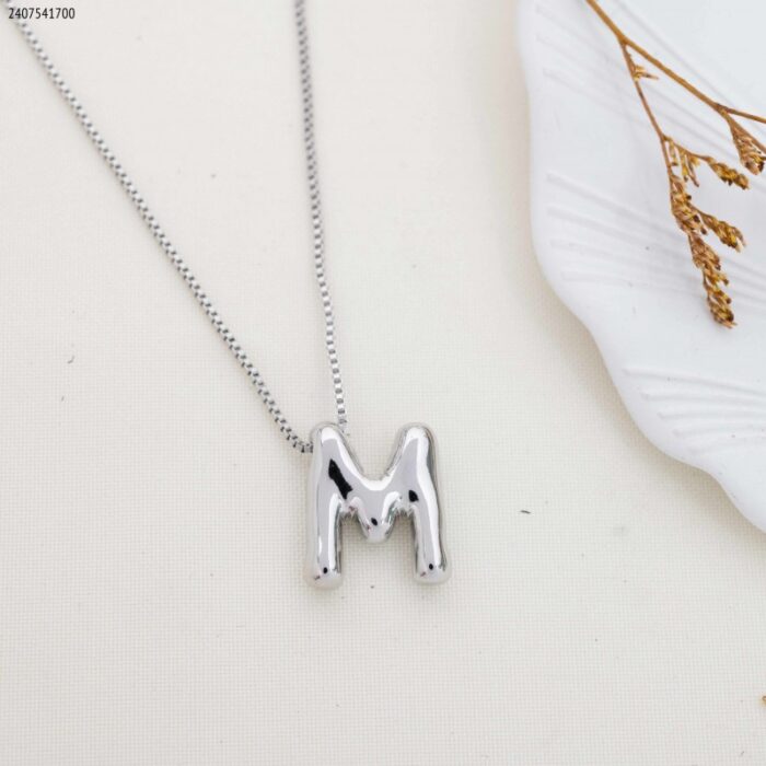 103377924_67de0fd68869a سلسال فضي بتصميم حرف M منفوخ حجم وسط - الصورة 1