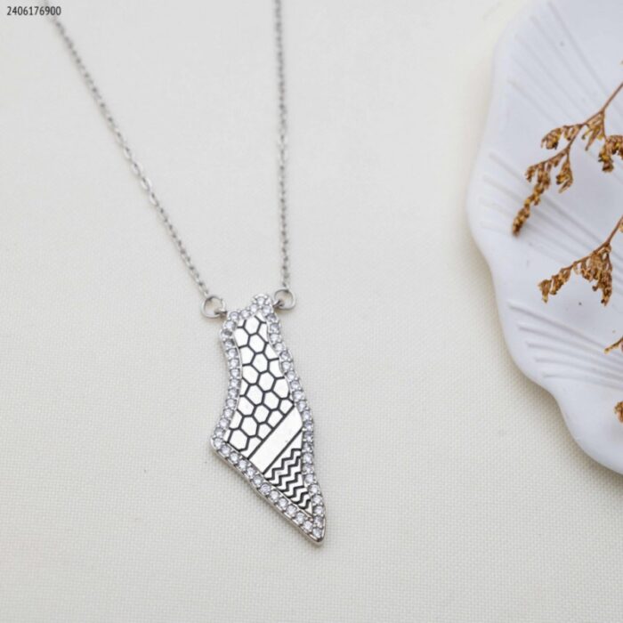 103377925_67de0fd870cb3 سلسال فضي بتصميم خارطة فلسطين مع زركون أبيض - الصورة 1