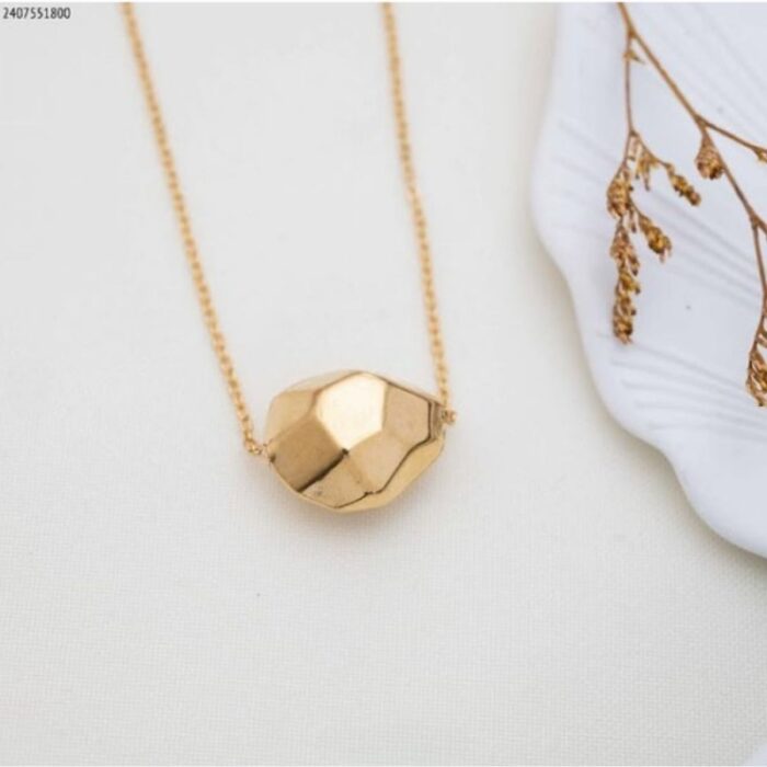 103377930_67de0fdc42d2d سلسال ذهبي بتصميم حجر حجم صغير - الصورة 1